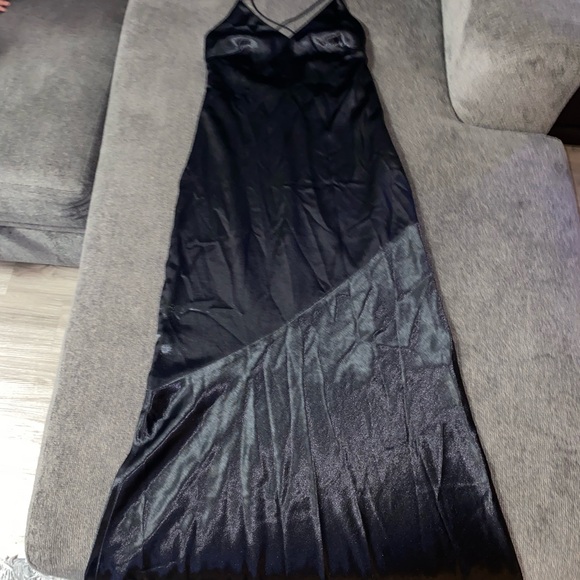 Beautiful silk shine material strappy maxi dress - Picture 2 of 9